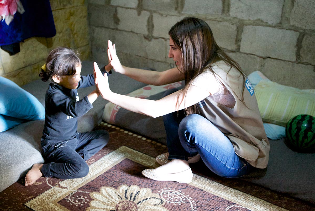 Bana, from Syria, was shot by accident by a 5-year-old child who found a gun. Traumatised, she needed support from our psychologist before she was able to start physiotherapy sessions. © Giles Duley/Handicap International