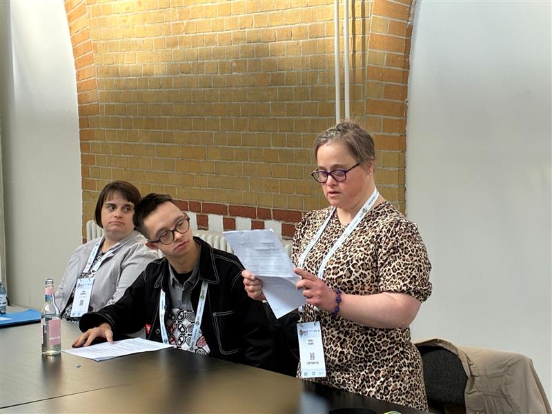 DSi Advocacy Officer, Emma Bishop, shares preliminary findings from DSi and HI’s global consultation on health equity at a side meeting at the Global Disability Summit in Berlin. ©2025 GRÉAUX. WHO