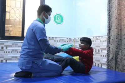 Ayham doing his muscle strengthening exercises at the Drakoush rehabilitation centre © HI