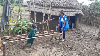 Gatluak Muon practices his rehabilitation exercises with HI.