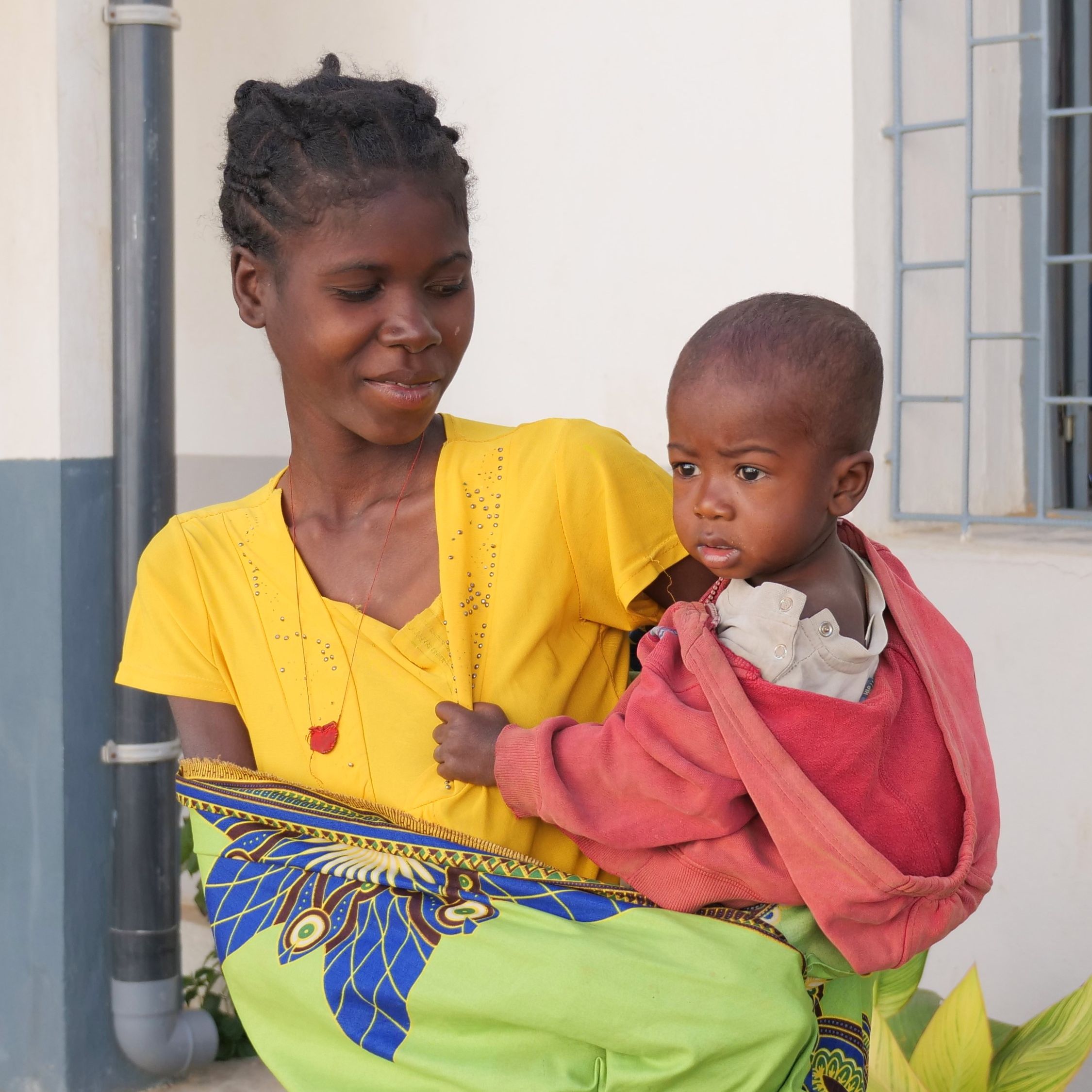 Odile holds Nasolo outside of the Tulear regional hospital. © R.CREWS / HI