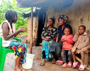 Beatrice, Rose and their family receive the visit of an HI mental health and psychosocial worker for a follow-up session. © HI