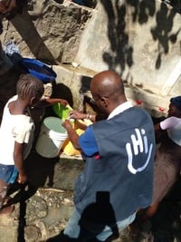 Bucket chlorination during an awareness-raising session on water treatment. © HI