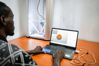 3D printer printing a device in Uganda. © Crolle Agency / HI
