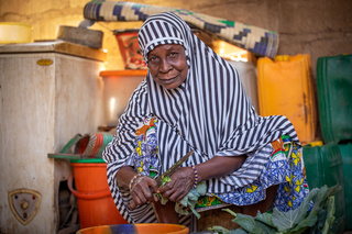 Fadima Hama cooks in her house with produce harvested from the shared garden. © Imédia Sarl / HI