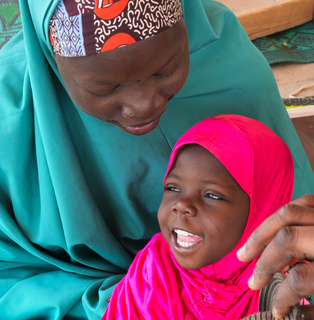 Massalouka and her mother, Manssoura. © J. Labeur / HI