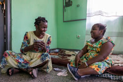 Daïsane often plays cards with her sister Vasli at home. © T. Freteur / HI