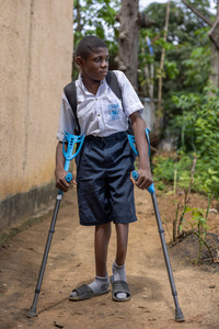 Raphaël sets off to school from his home. © T. Freteur / HI