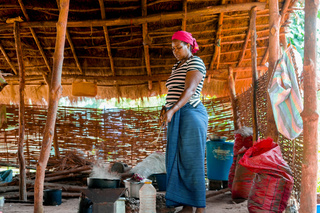 Mariama cooking for the family. © A. Faye / HI