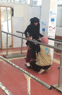 In Yémen, Heba does balance exercises with her HI physio.