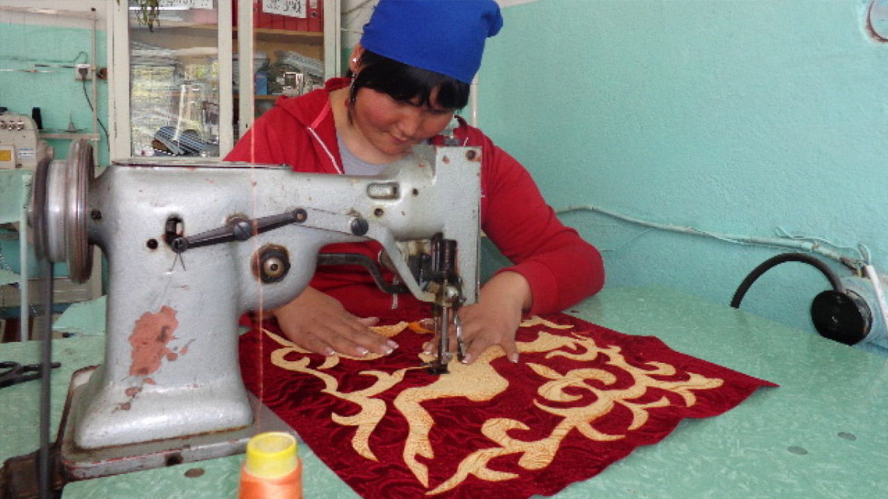 Humanity & Inclusion Kyrgyzstan. Sewing lessons provided as part of the vocational training program