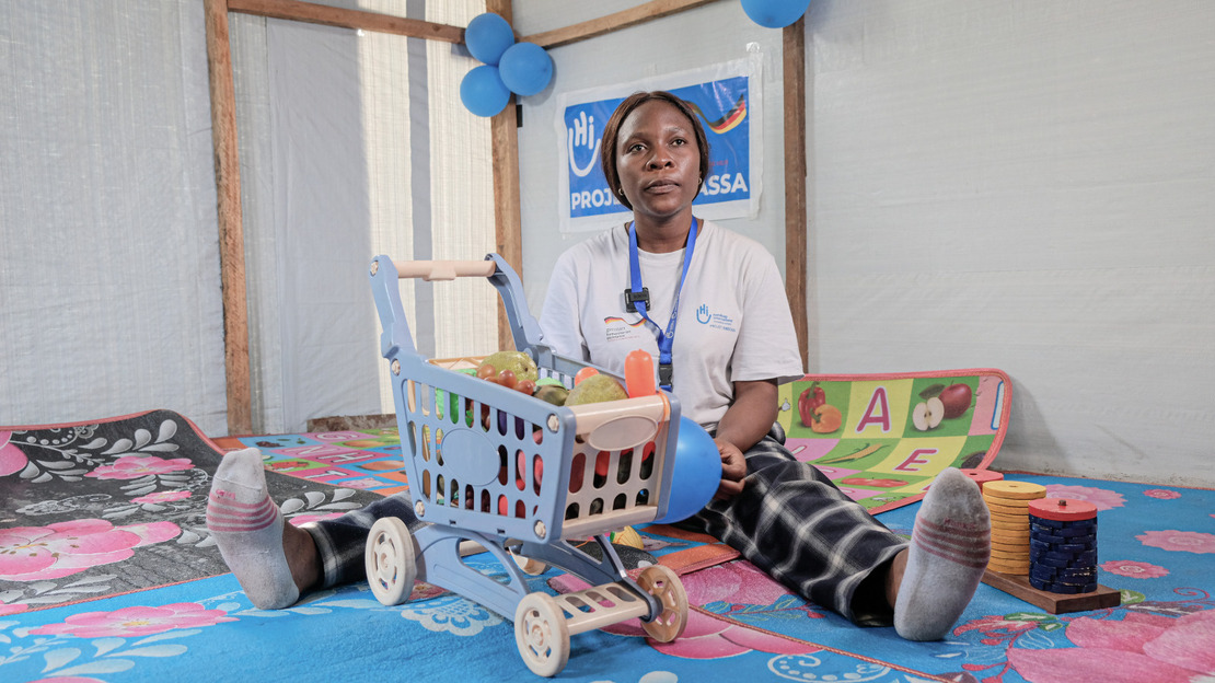 In DRC, Vanessa, a physiotherapist, helps malnourished children