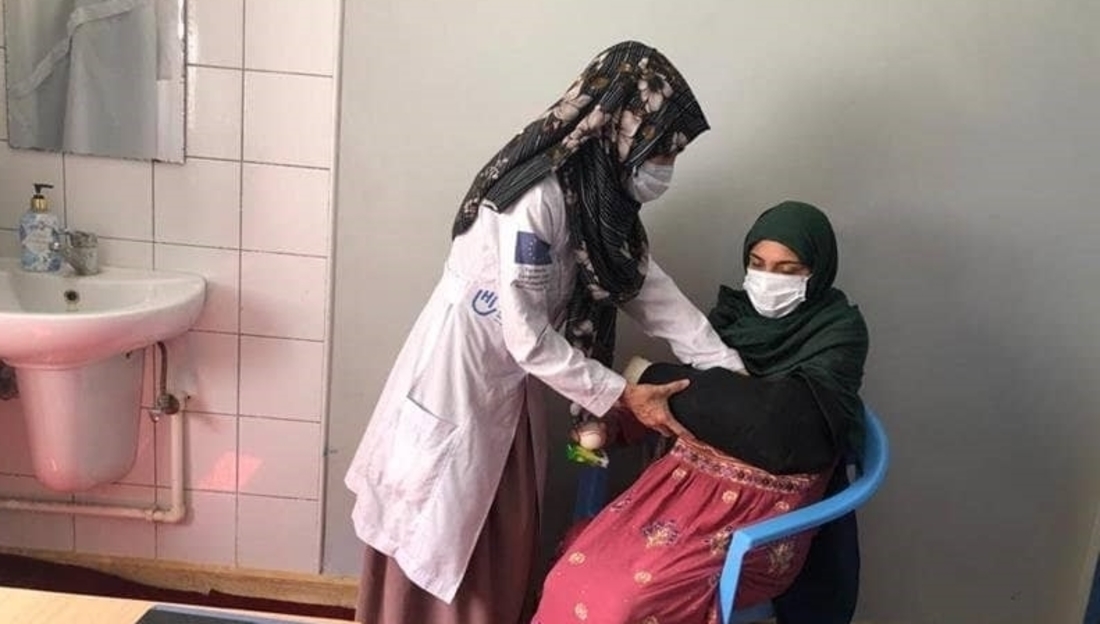 A rehabilitation session with a female patient at the Kandahar centre