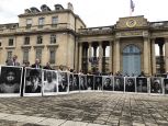 Twenty-seven French MPs gathered outside the National Assembly in Paris on 7 November. They invited President Macron to commit himself to ending the bombing of populated areas.