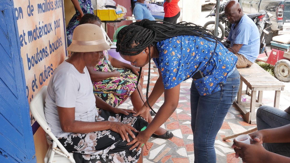 Treating a patient in Les Cayes rehabilitation centre run by one of HI’s partner organisations