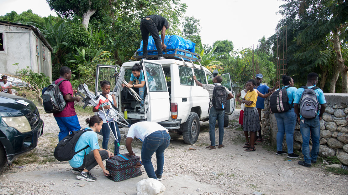 HI teams and partners set up one of the mobile units in Haiti. © GH.ROUZIER/ HI