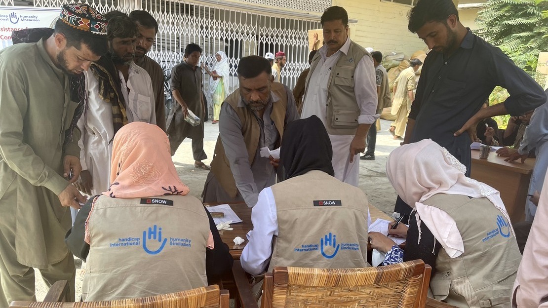 HI teams in Nowshehra, Pakistan at the registration desk for emergency supply distributions. © HI