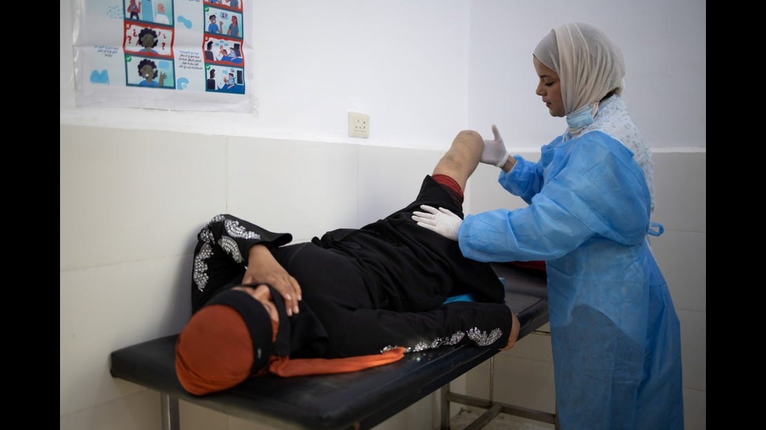Injured by a mine, Imaan can walk again thanks to HI