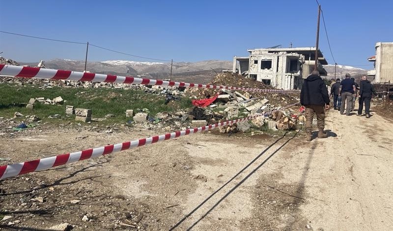 Marking of a dangerous area because of the presence of non exploded bomb.