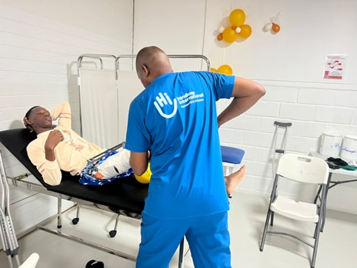 Emergency rehabilitation service in Port-au-Prince. Since August 2024, HI has been working with MSF to care for patients in a hospital in Port-au-Prince. While the crisis has drastically reduced access to care, a team of 6 HI staff, including physiotherapists and an occupational therapist, accompany the injured after their operations. 196 patients were treated in 2024.