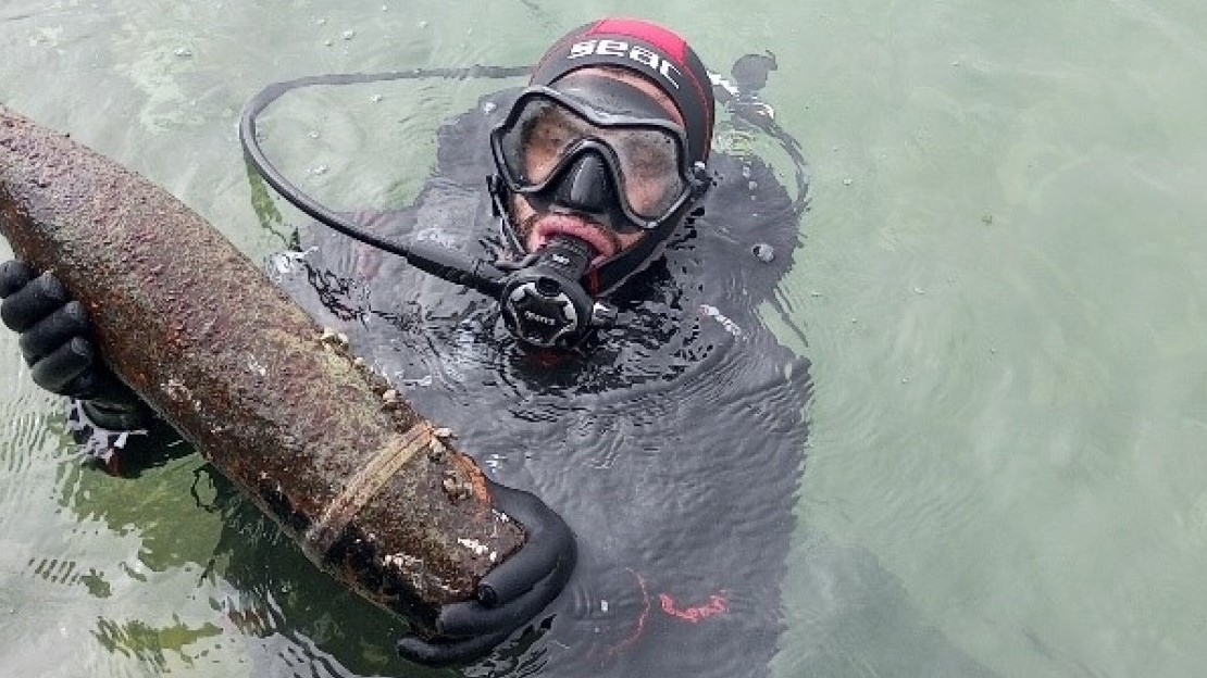 An underwater clearance expert withdrawing a bomb from the Euphrates river in Raqqa. The level of contamination by explosive ordnances in Syria is unprecedented