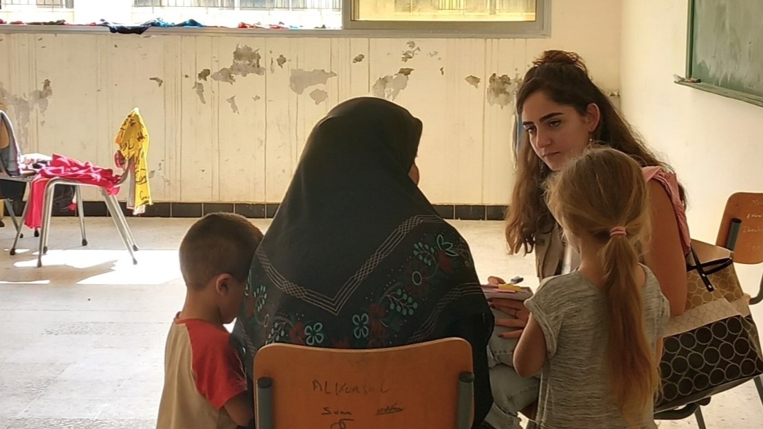 HI's psychologist talking to Amal in a school in Tyre converted into a reception centre managed by the Union of Municipalities in the Tyre region. 30 October 2023.© Henri Bonnin / HI
