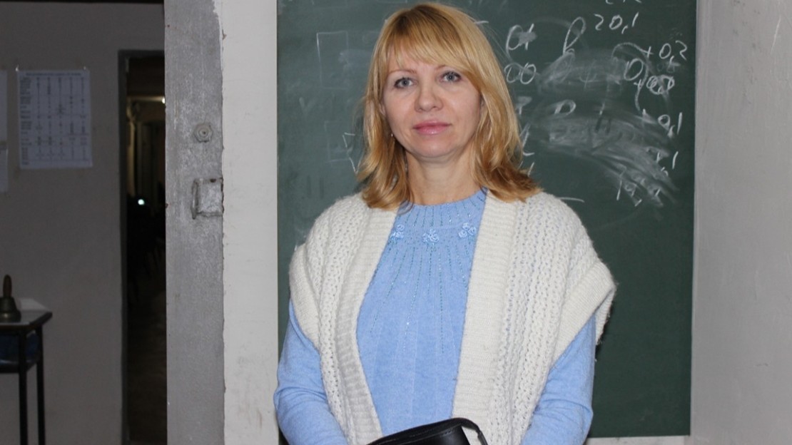 Caption: Tamara Plokha, Deputy Director of Kamyanske Higher Vocational School, highlights the importance of systematic mine safety and conflict preparedness sessions for students. Dnipro, November 2025. © L. Hutsul / HI