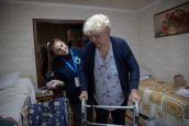 Antonina Kolytova, 68 ans, de Vuhledar, reçoit une séance de rééducation et de mobilité de la part de la kinésithérapeute de HI, Maria Topka. Novomoskovsk, Ukraine.