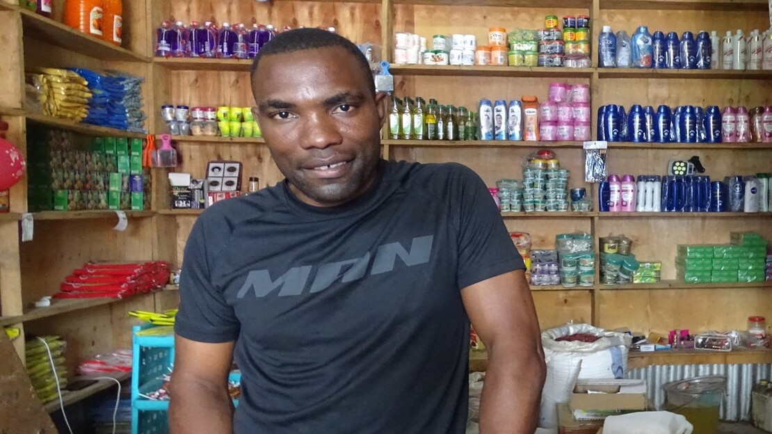 Beneficiary is living in the Kakuma refugee camp in Kenya, where she manages a small business. Through training and mentoring, HI helped her to cope with the effects of COVID-19 and expand her activity.
