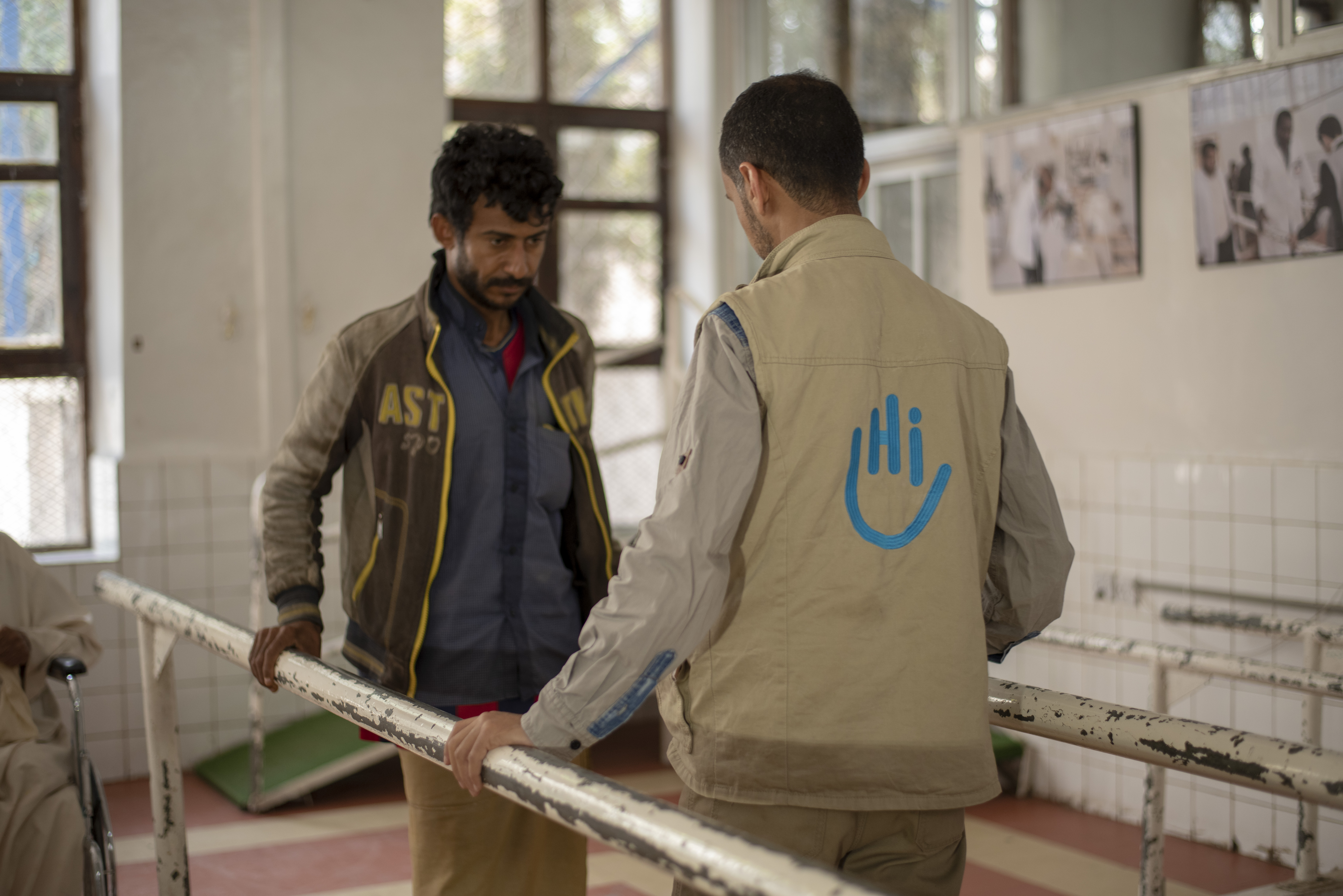 Rehabilitation session with Aiman Al-Mutawaki, a physiotherapist who works for HI in the Sana'a centre.