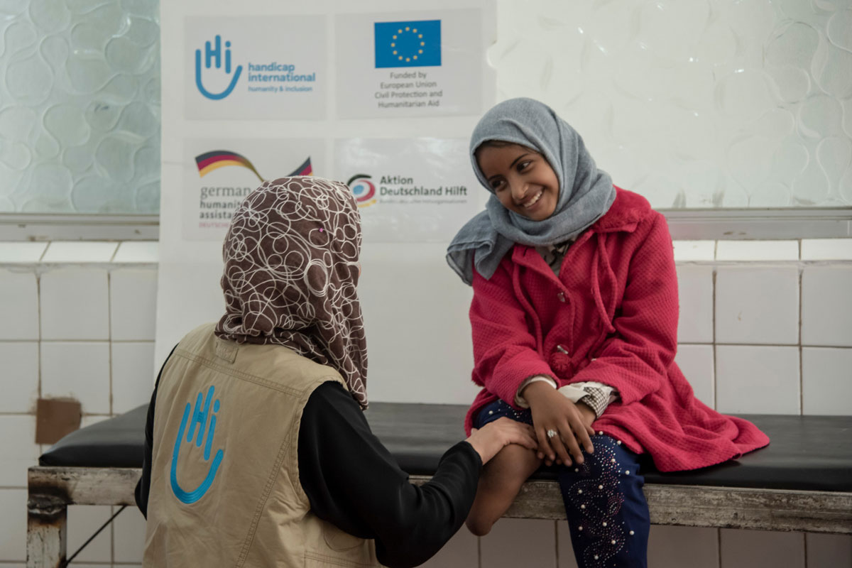 Fatehia doing rehabilitation exercises with her HI physiotherapist in Yemen