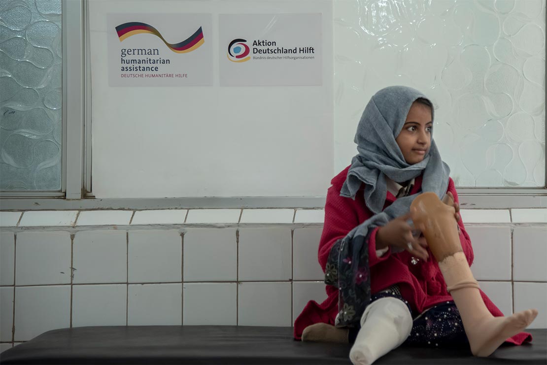 Fatehia, 10 lost her leg in an airstrike on her school. HI teams fitted her with a prosthetic leg and supported her to walk again. © ISNA Agency / HI