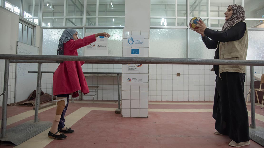 Fatehia, 10,having a rehabilitation session with an HI physiotherapist in Yemen.