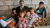Saadi and his children, in their makeshift home, in the region of Kirkuk. © E. Fourt / Handicap ; }}