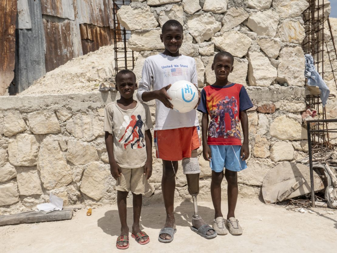 Moïse, amputated after the quake in Haiti, can now play football; }}