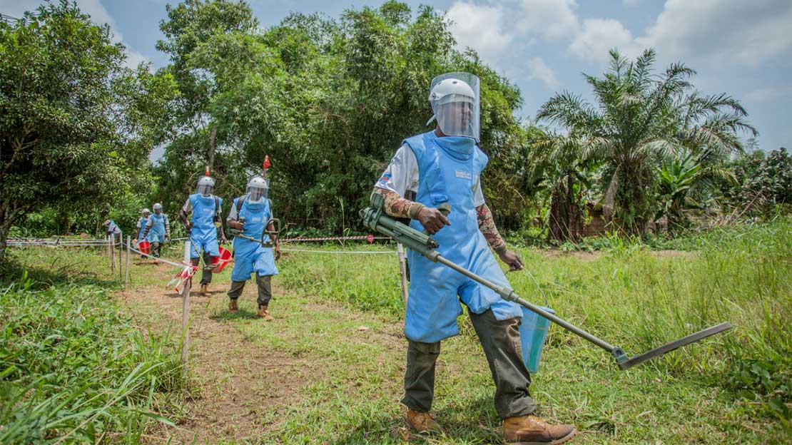 Members of the HI / AFRILAM demining team near Kisangani, DRC ; }}