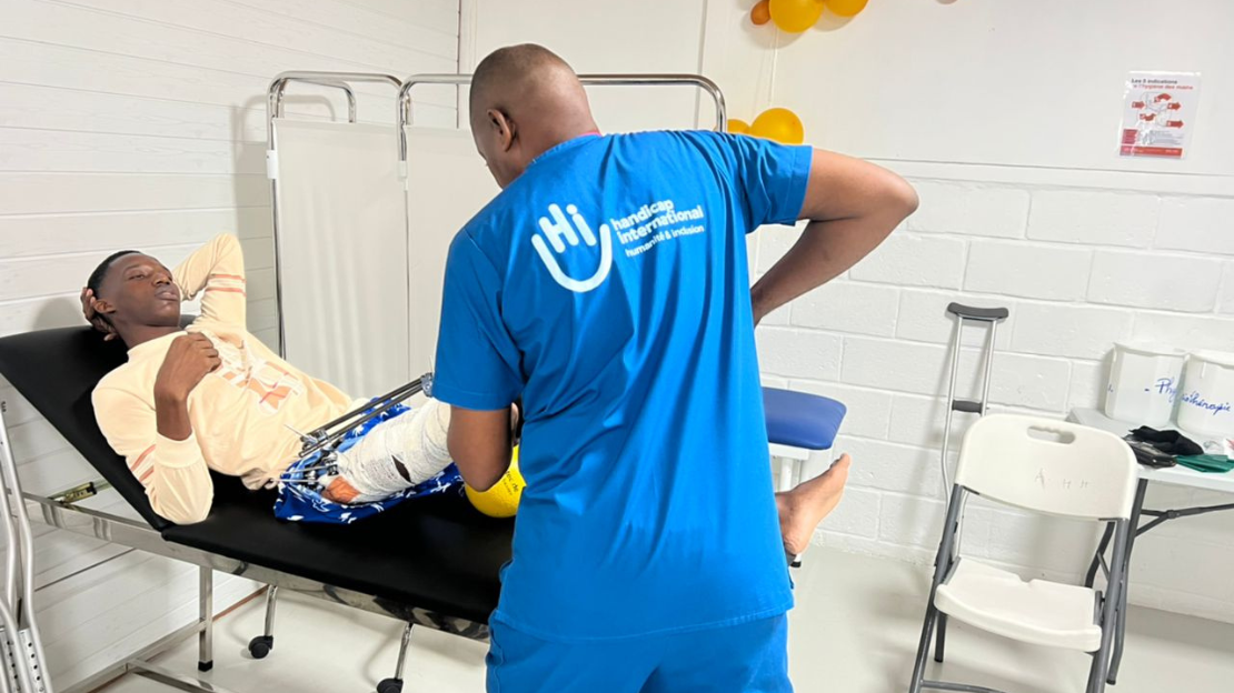Emergency rehabilitation service in Port-au-Prince. Since August 2024, HI has been working with MSF to care for patients in a hospital in Port-au-Prince. While the crisis has drastically reduced access to care, a team of 6 HI staff, including physiotherapists and an occupational therapist, accompany the injured after their operations. 196 patients were treated in 2024.