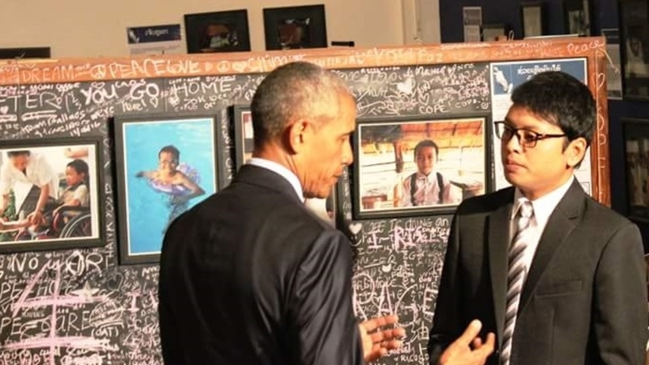Barak Obama meets with former Ban Advocate Thoummy Simphalan; }}