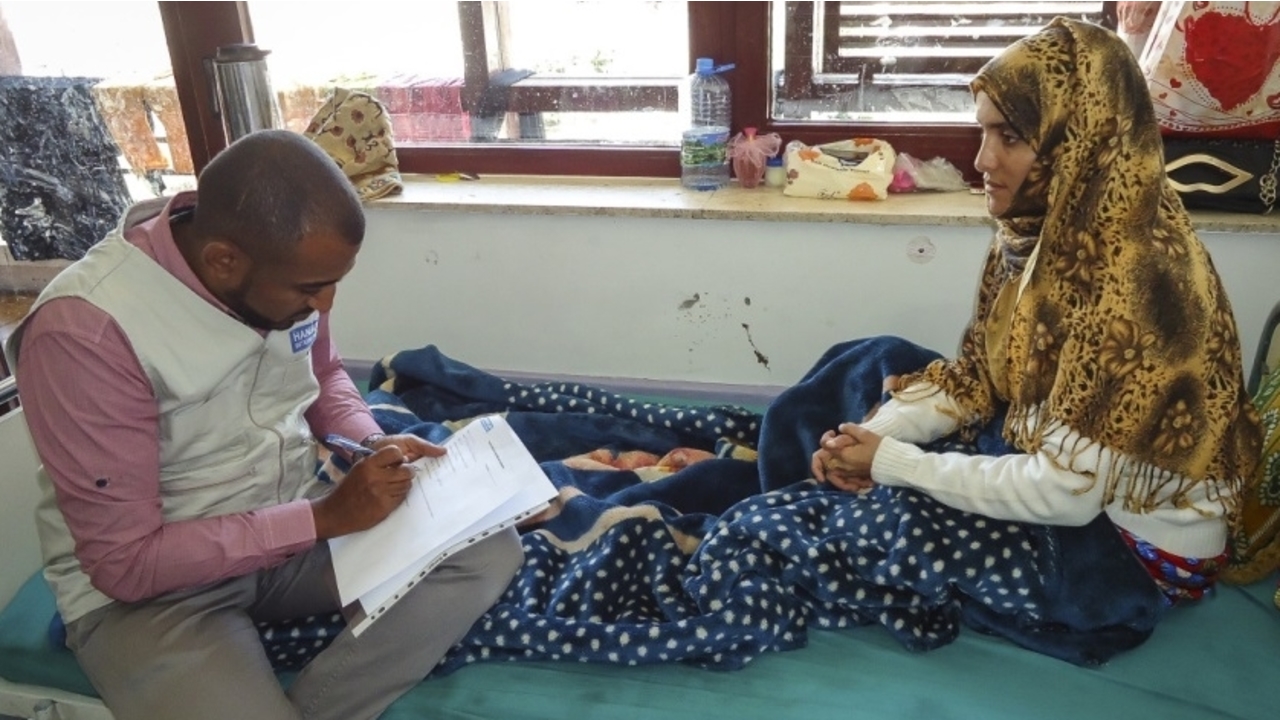 A woman with a leg injury, supported by Handicap International at the Al-Thawra hospital in Sanaa, 2016.; }}