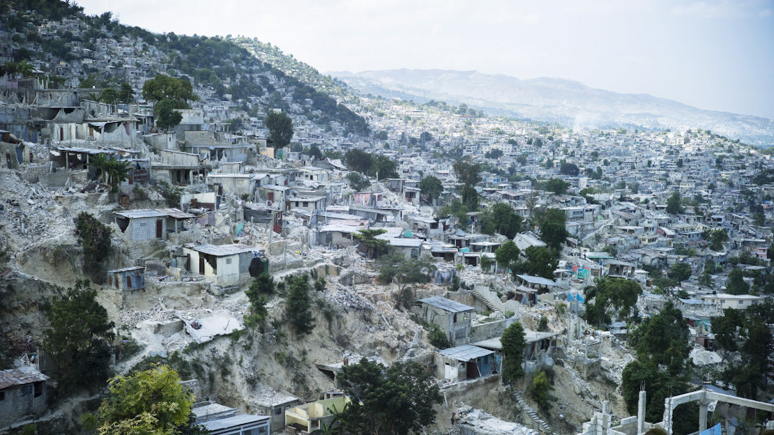 Archive photo of destruction in Haïti following the 2010 earthquake; }}
