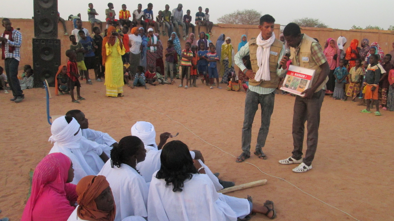 Sessions to aware population to the risk posed by explosive remnants of war and small and light weapons in villages of the Gao region in North Mali.; }}