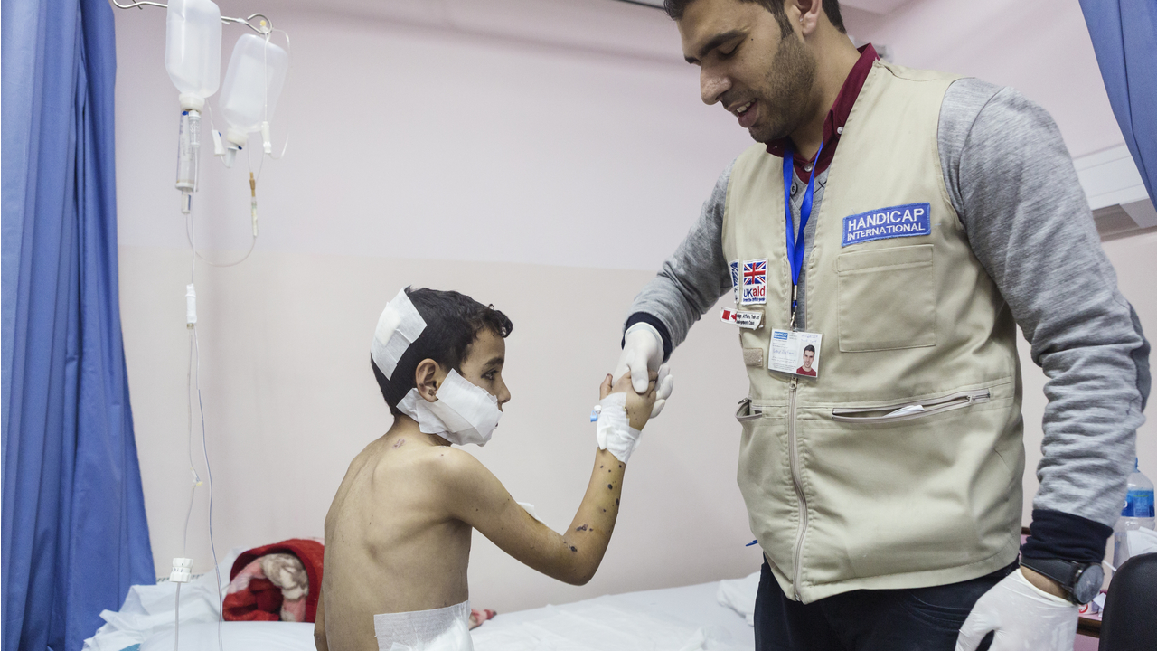 A Child victim of a bombing supported by Handicap International; }}