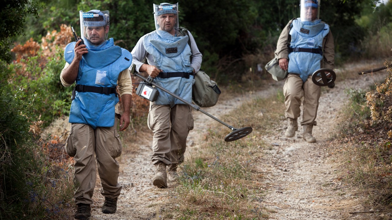 Handicap International deminers in North Lebanon; }}
