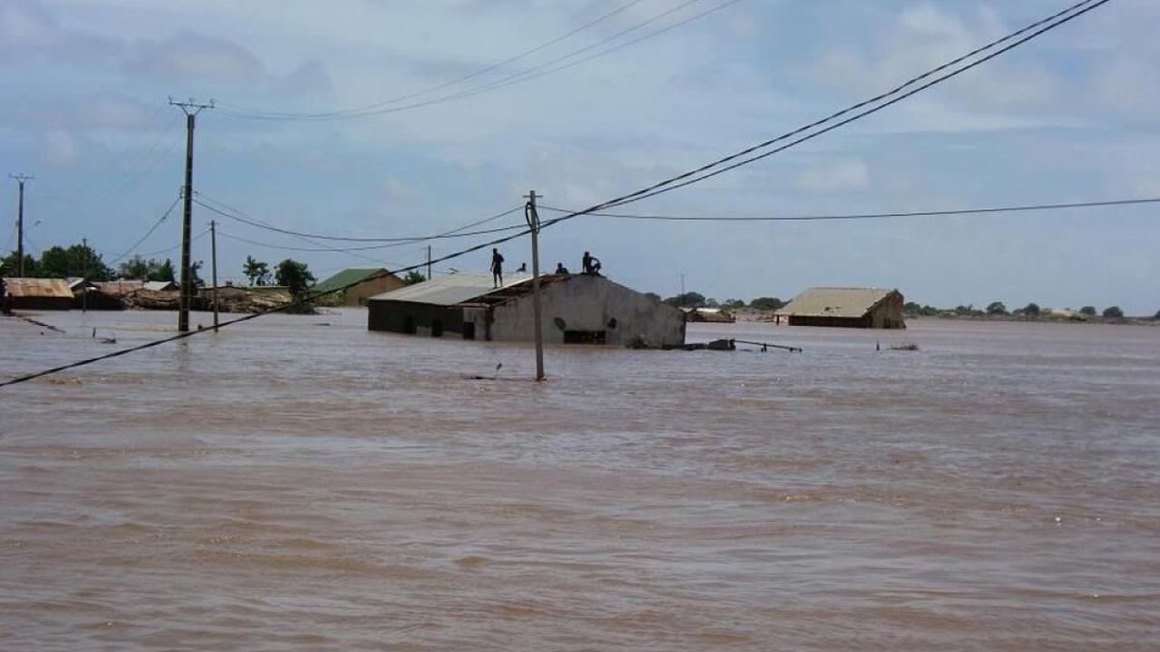 Archive photo of Cyclone Haruna, February 2013, Madagascar; }}