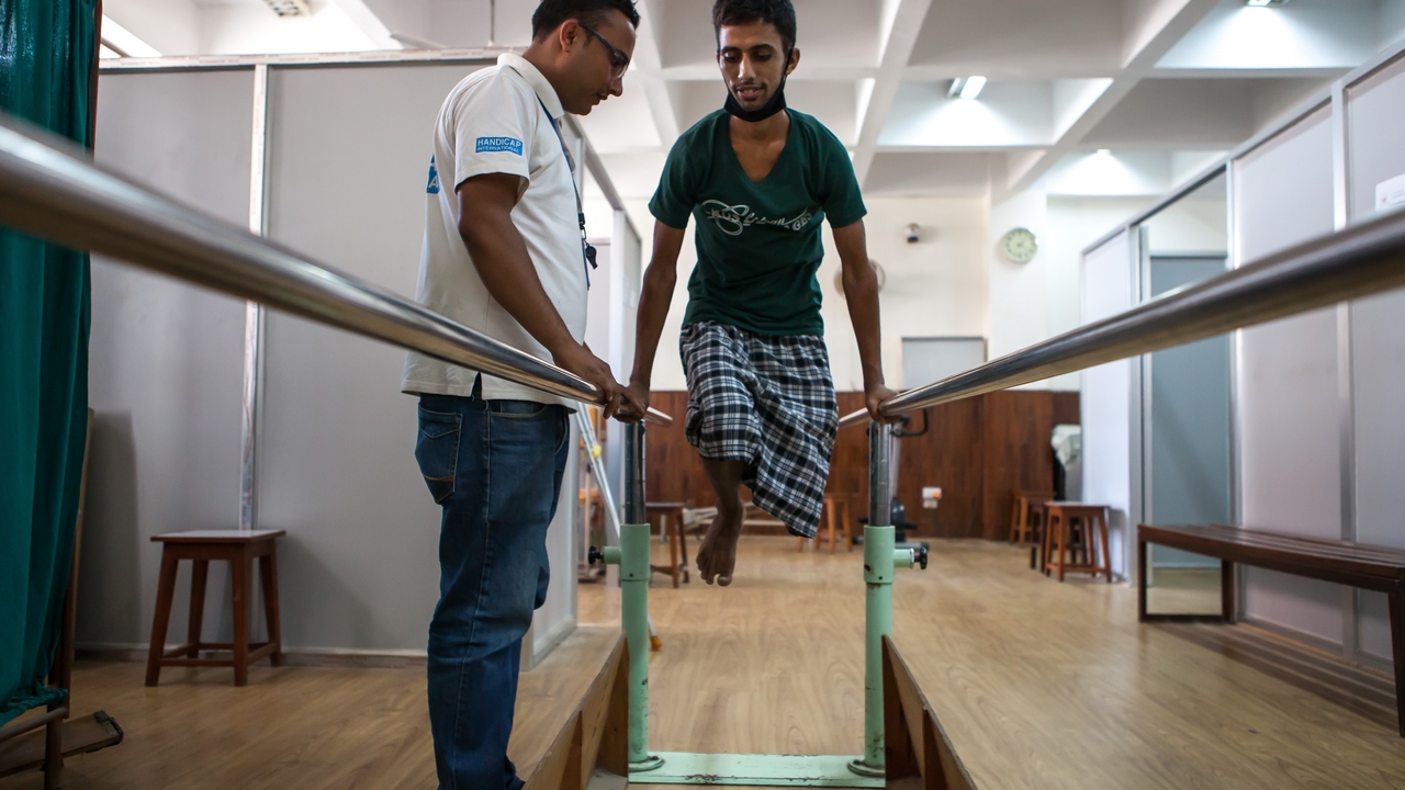 Sunil, kinésithérapeute de HandicapSunil with Rissi who was buried for 82 hours after the earthquake struck.; }}