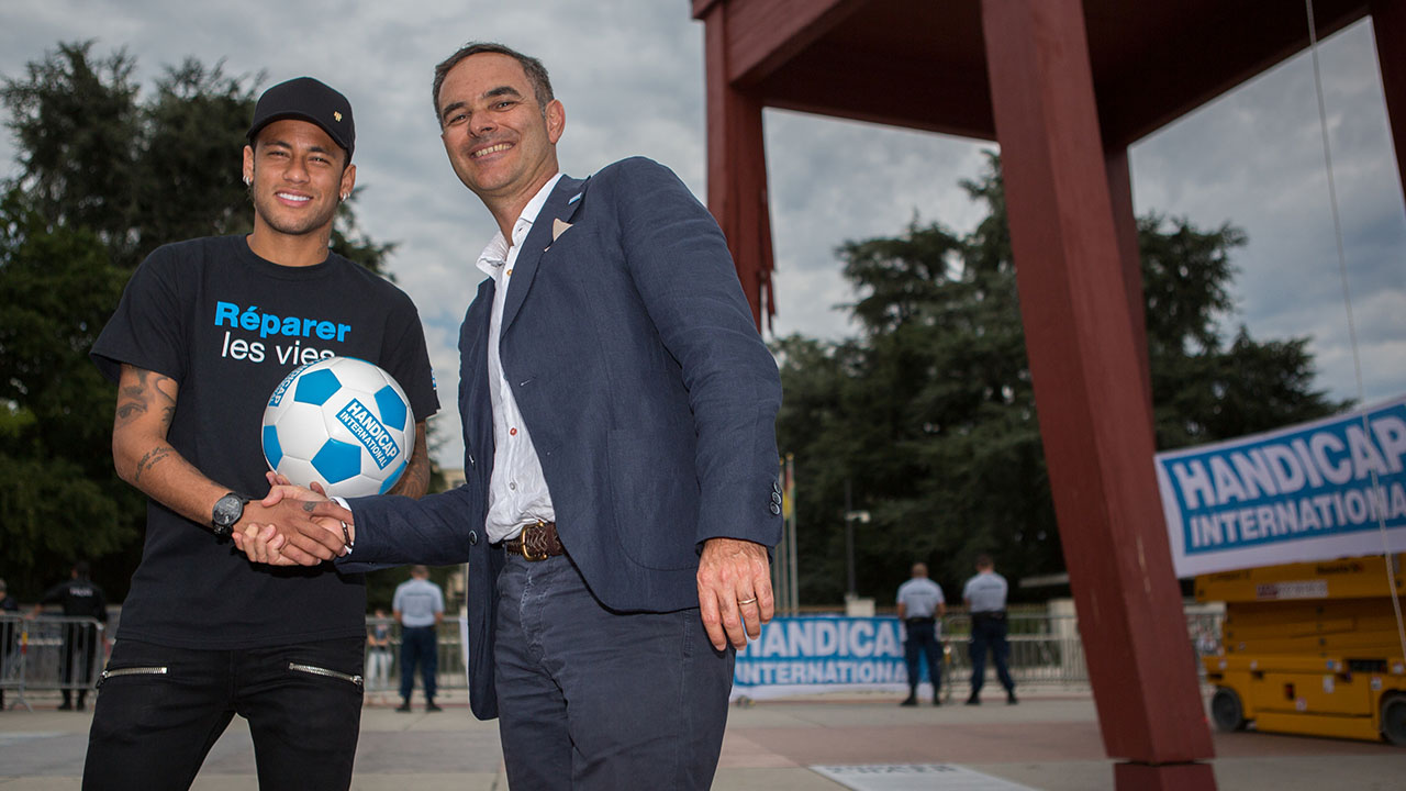 Neymar Jr. with Manuel Patrouillard, General Director of Handicap International; }}