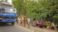 Rohingya refugees waiting by the roadside in the hope of receiving humanitarian aid.; }}