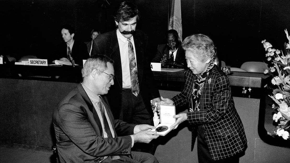 UN High Commissioner for Refugees, Mrs. Sadako Ogata, presents the Nansen Refugee Award at a ceremony at the Palais des Nations in Geneva to Dr. Jean-Baptiste Richardier, co-director and co-founder of Humanity & Inclusion, and Patrick Segal, its vice president. © A. Hollmann / UNHCR