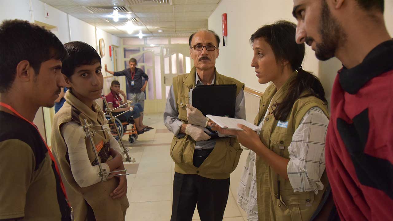 Ahmed (16) and Mahmoud (20) are two orphan brothers from Mosul. On 9th March 2017 they were hit by a bombing. Injured, they are now being treated at Hamdaniyah hospital.